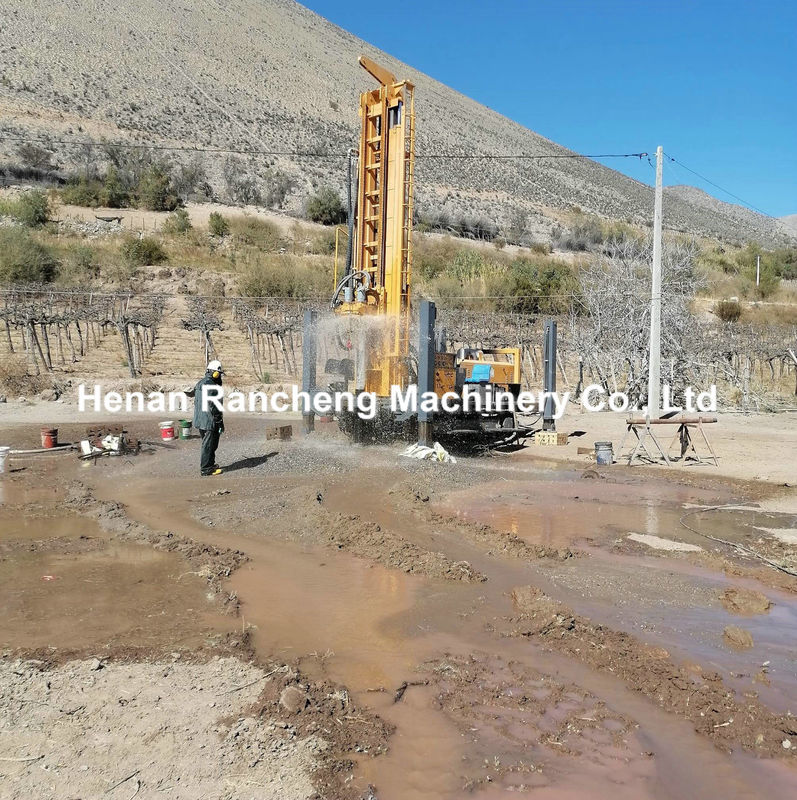 Auf einem Crawler montierte Wasserbohranlage 91KW Motor 55r/min - 115r/min Drehgeschwindigkeit