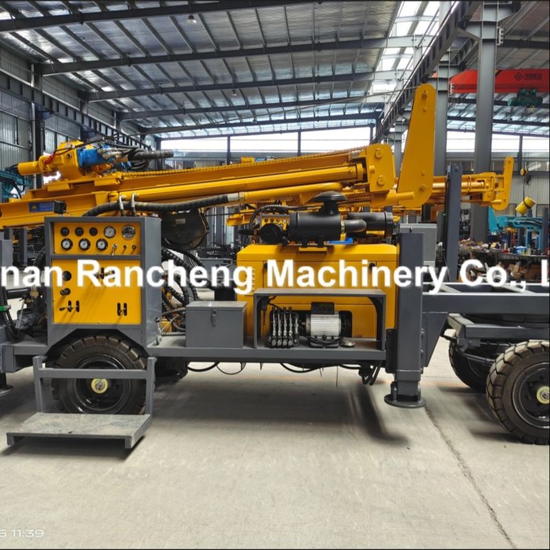 220m 65KW Quanchai Motor Rad montiert Wasserbohranlage mit 13T Hebekraft