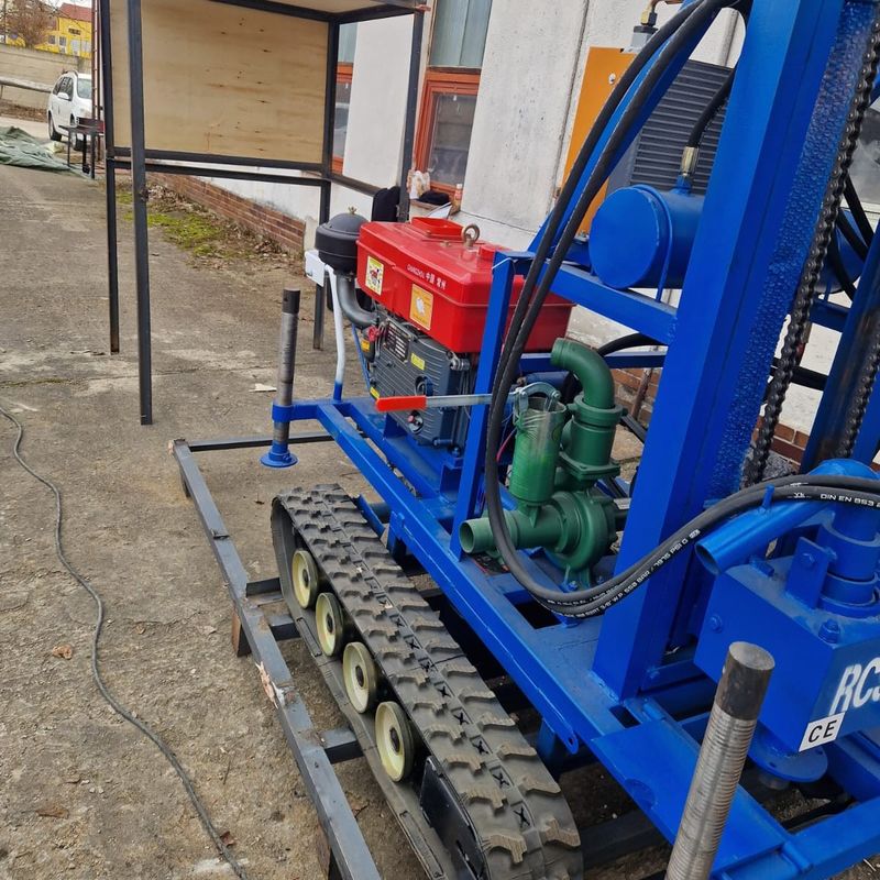 150 m Tiefe Schlag- und Drehtyp Gummi-Crawler-Wasserbohranlage