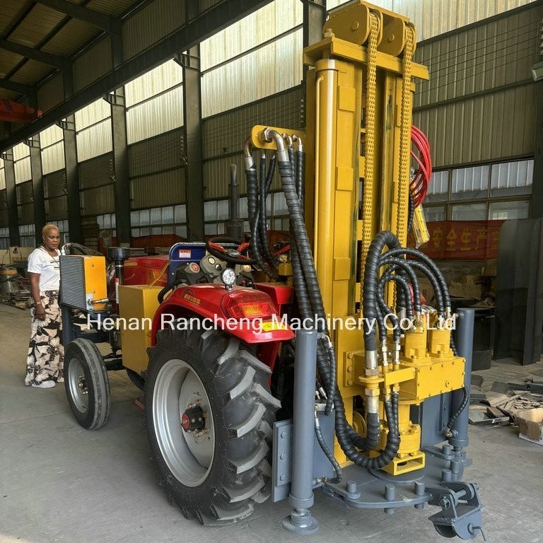 Auf einem Traktor montierte große Wasserbohrstelle mit 300 m Tiefe
