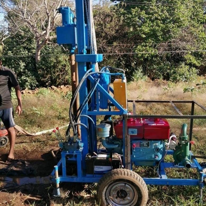 150m Tiefe Portable Well Drilling Rig 22Hp / 16.2Kw Dieselmotor Leistung Schlagkraft und rotierende Art