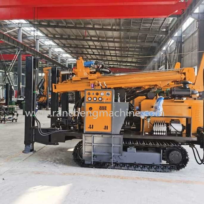 Wasserbohrmaschine für 800m Tiefenbohrung in allen Bodentypen 154KW Cummins